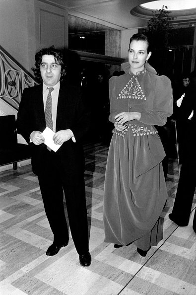 L'actrice Carole Bouquet et son compagnon Jean-Pierre Rassam au Théâtre Marigny, le 26 janvier 1983, Paris, France. | Photo : Getty Images