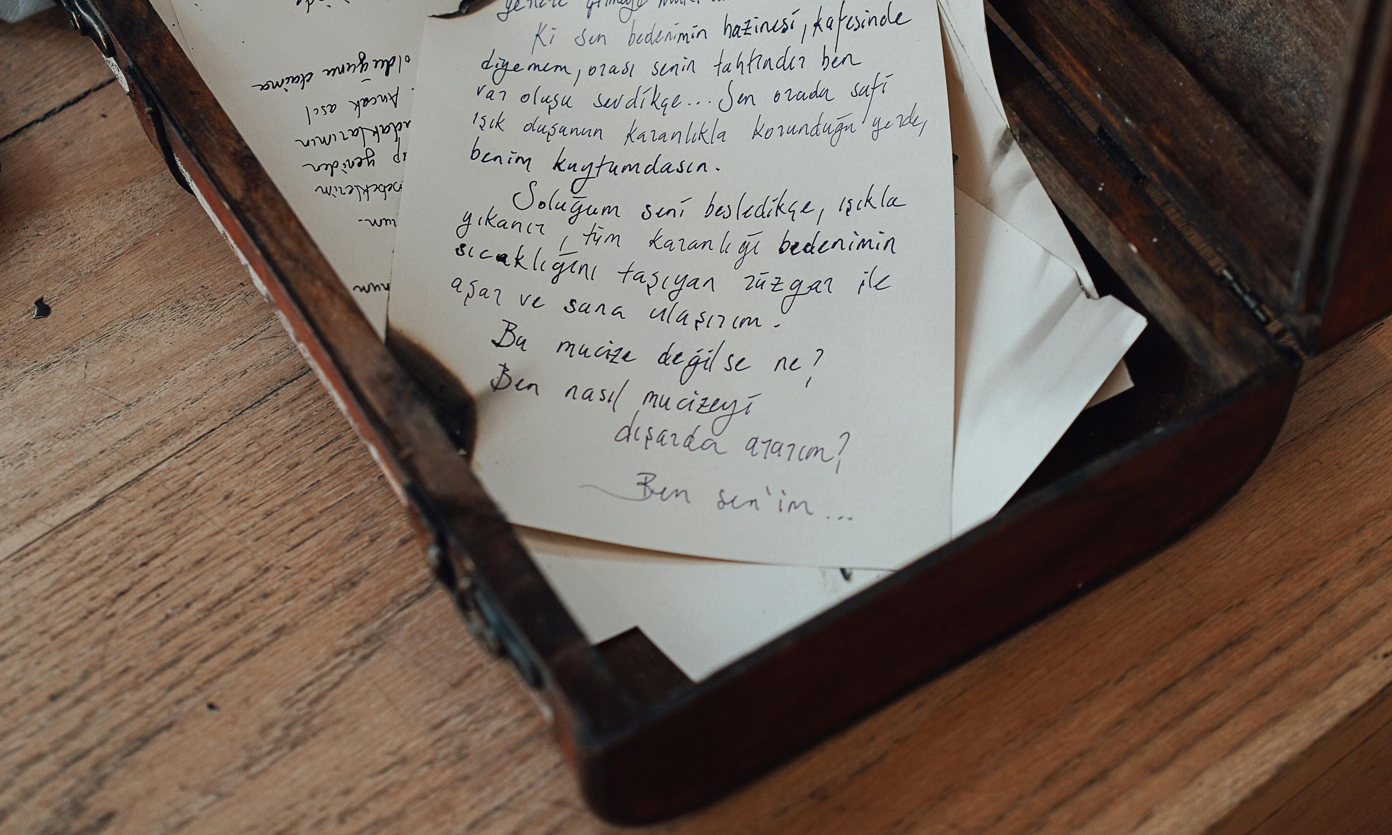 The hidden box containing old letters and a key | Source: Pexels