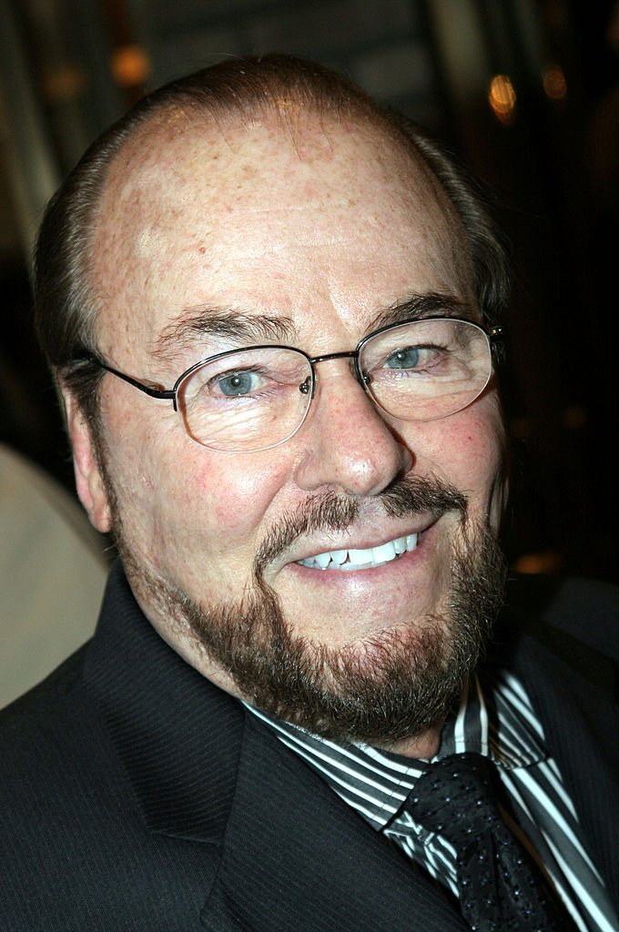 James Lipton pendant que Billy Crystal fait ses débuts à Broadway dans "700 Sundays" au Broadhurst Theatre. | Photo : Getty Images James Lipton pendant que Billy Crystal fait ses débuts à Broadway dans "700 Sundays" au Broadhurst Theatre. | Photo : Getty Images