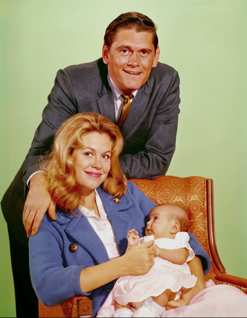 Elizabeth Montgomery, Dick York, and Laura and Heidi Gentry on the set of "Bewitched" in 1966 | Photo: Getty Images
