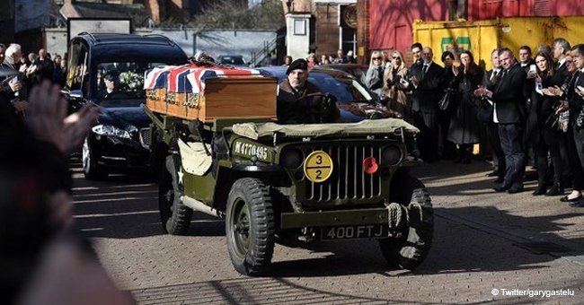 Un ancien combattant décoré de 95 ans s'est rendu à ses funérailles dans une jeep de l'époque de la Seconde Guerre mondiale