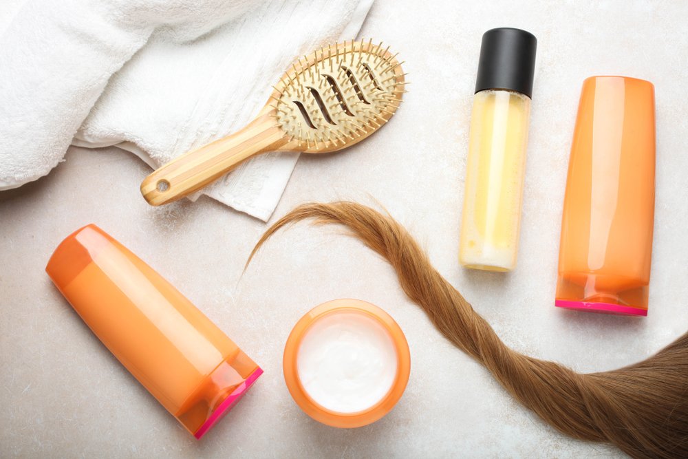 Productos de cuidado para el cabello sobre una mesa. | Foto: Shutterstock