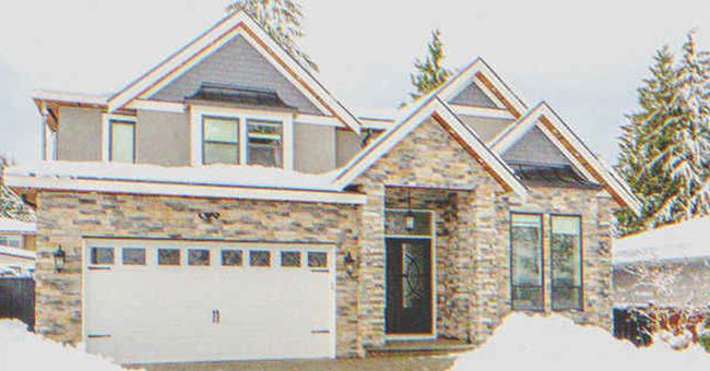 A house covered in snow | Source: Shutterstock