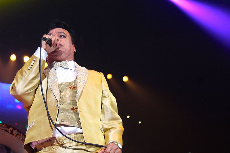 Juan Gabriel en el Pepsi Center el 26 de septiembre de 2014. | Imagen: Wikimedia Commons Juan Gabriel en el Pepsi Center el 26 de septiembre de 2014. | Imagen: Wikimedia Commons