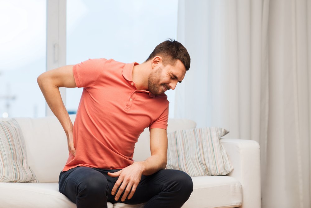 Mann mit Rückenschmerzen. I Quelle: Shutterstock