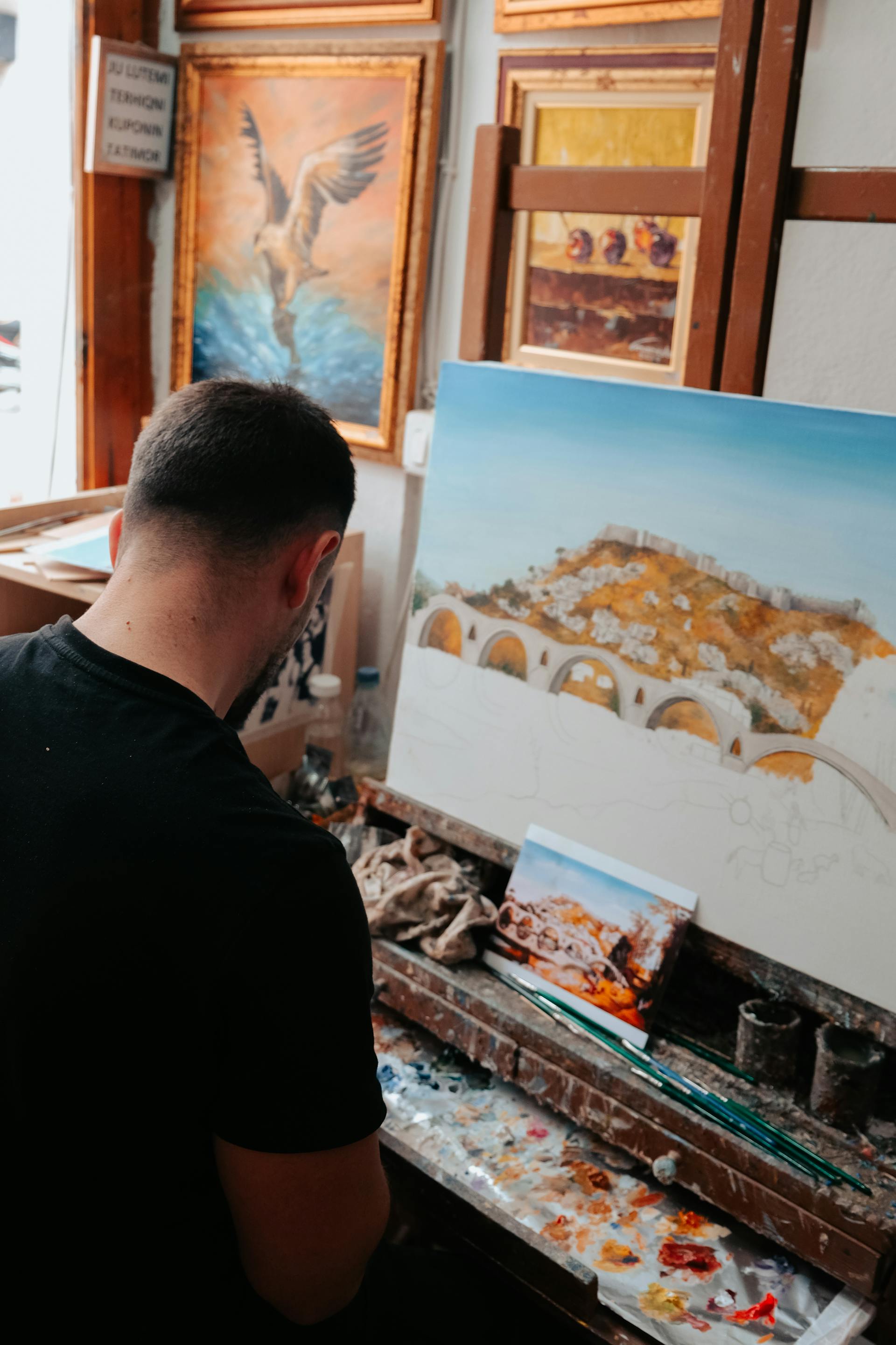 A man painting on the canvas | Source: Pexels