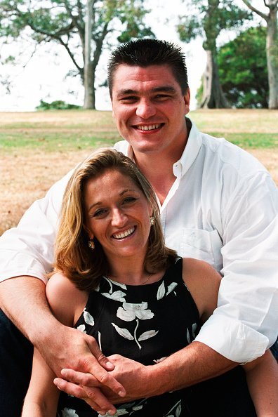 Le judoka français et champion olympique David Douillet avec sa femme Valérie à Sydney. | Photo : Getty Images Le judoka français et champion olympique David Douillet avec sa femme Valérie à Sydney. | Photo : Getty Images