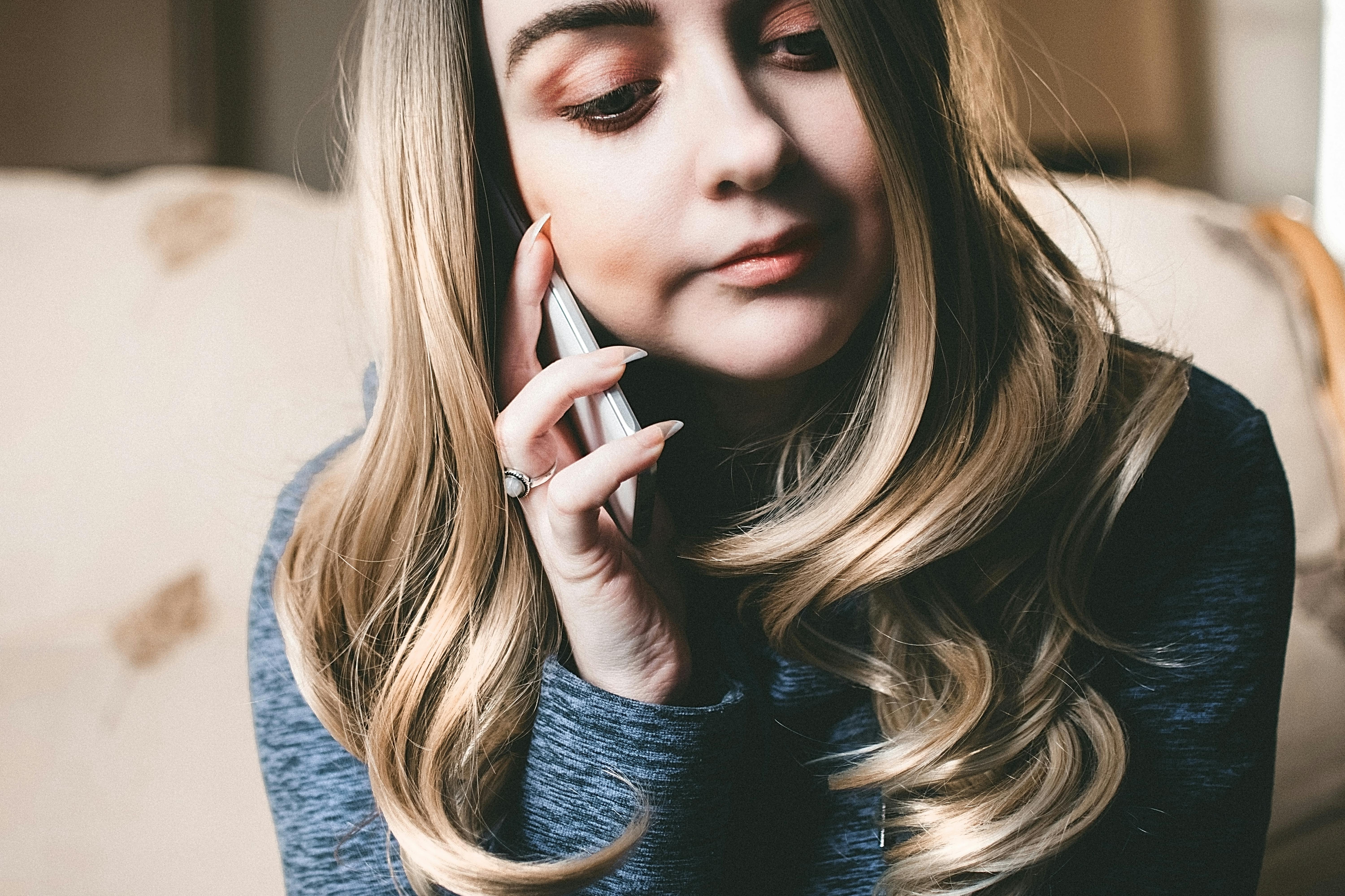 Woman explains something over phone | Source: Pexels
