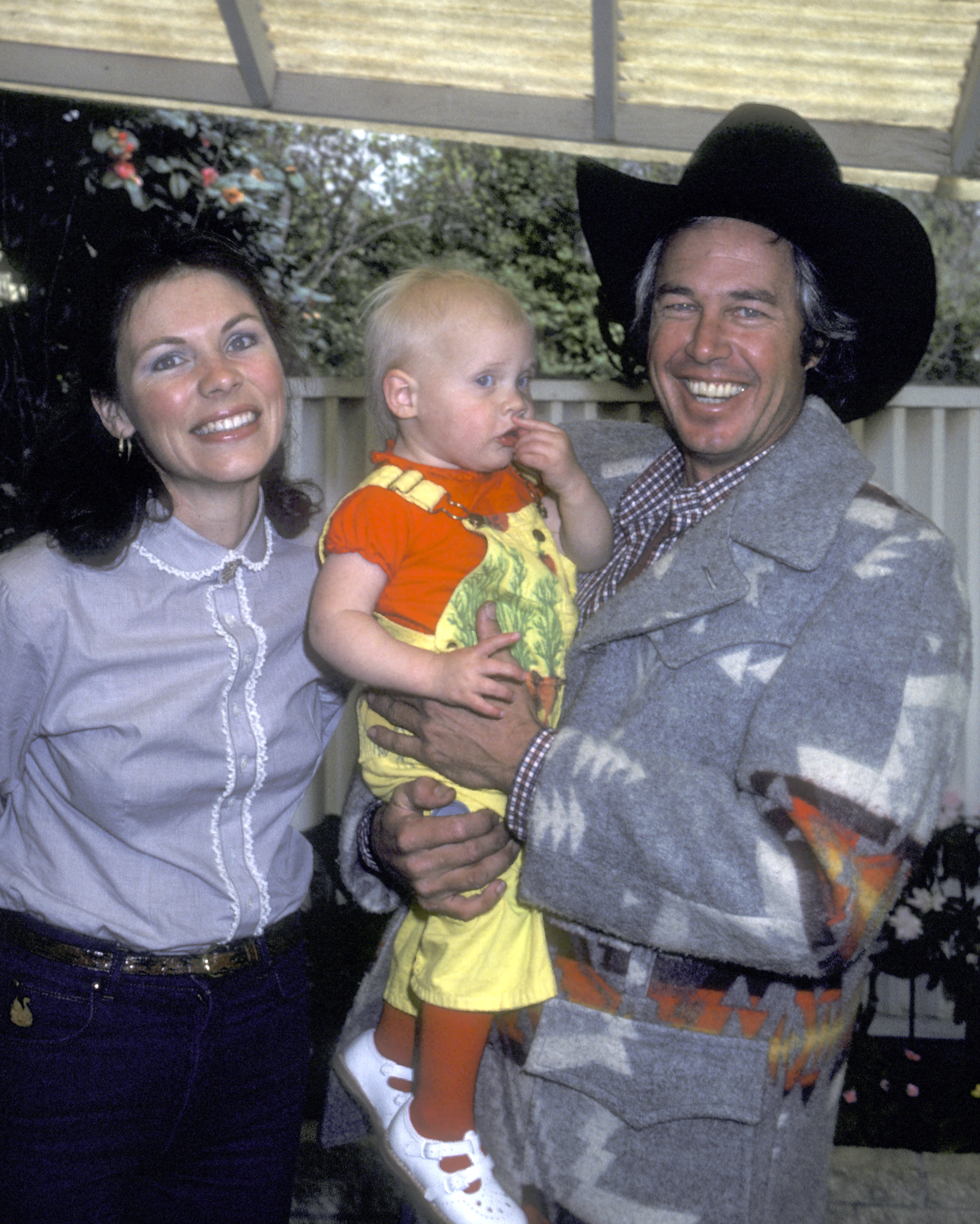 Actor Steve Kanaly, his wife Brent Power, and daughter Quinn Kanaly on March 10, 1980, pose for photographs at an exclusive photo session at Steve Kanaly's home in Los Angeles, California. | Source: Getty Images
