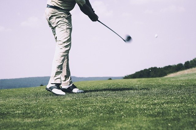 Man hits a golf ball | Photo: Pixabay