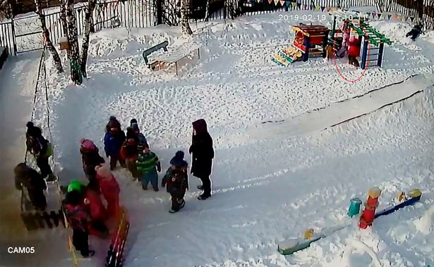 Niña intenta ayudar a la otra niña | Foto: YouTube/Live2019 Niña intenta ayudar a la otra niña | Foto: YouTube/Live2019