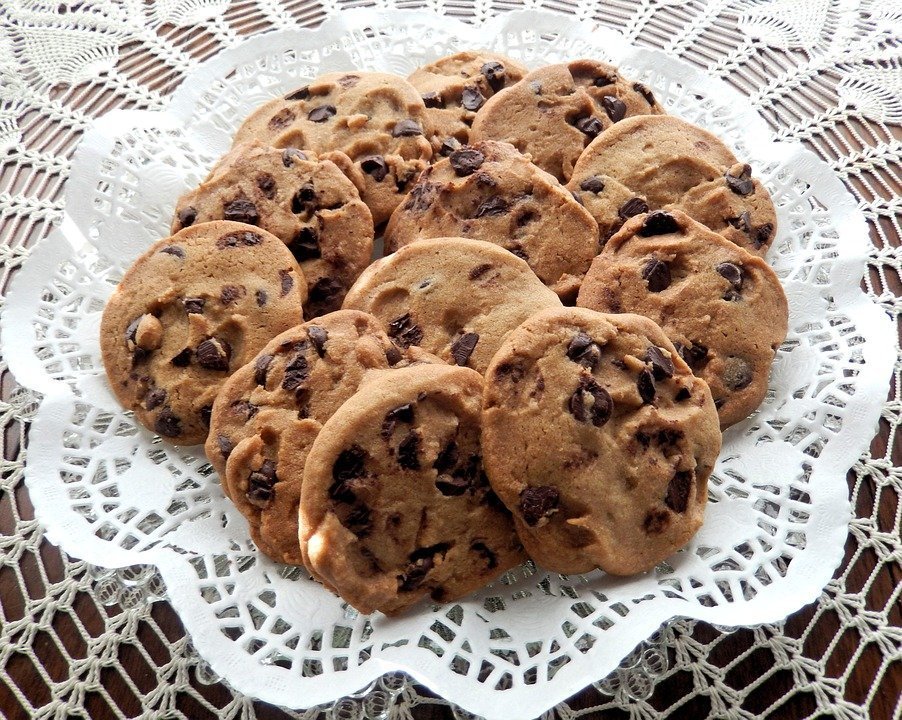 A serving of chocolate chip cookies lying in the kitchen. | Photo: Pixabay