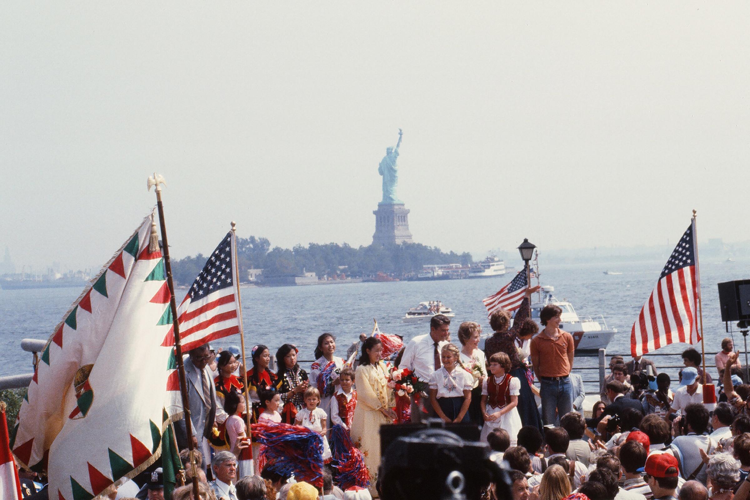 Ronald Reagan, then a Presidential candidate, photographed with the Statue of Liberty in the background, circa 1980. | Source: Getty Images