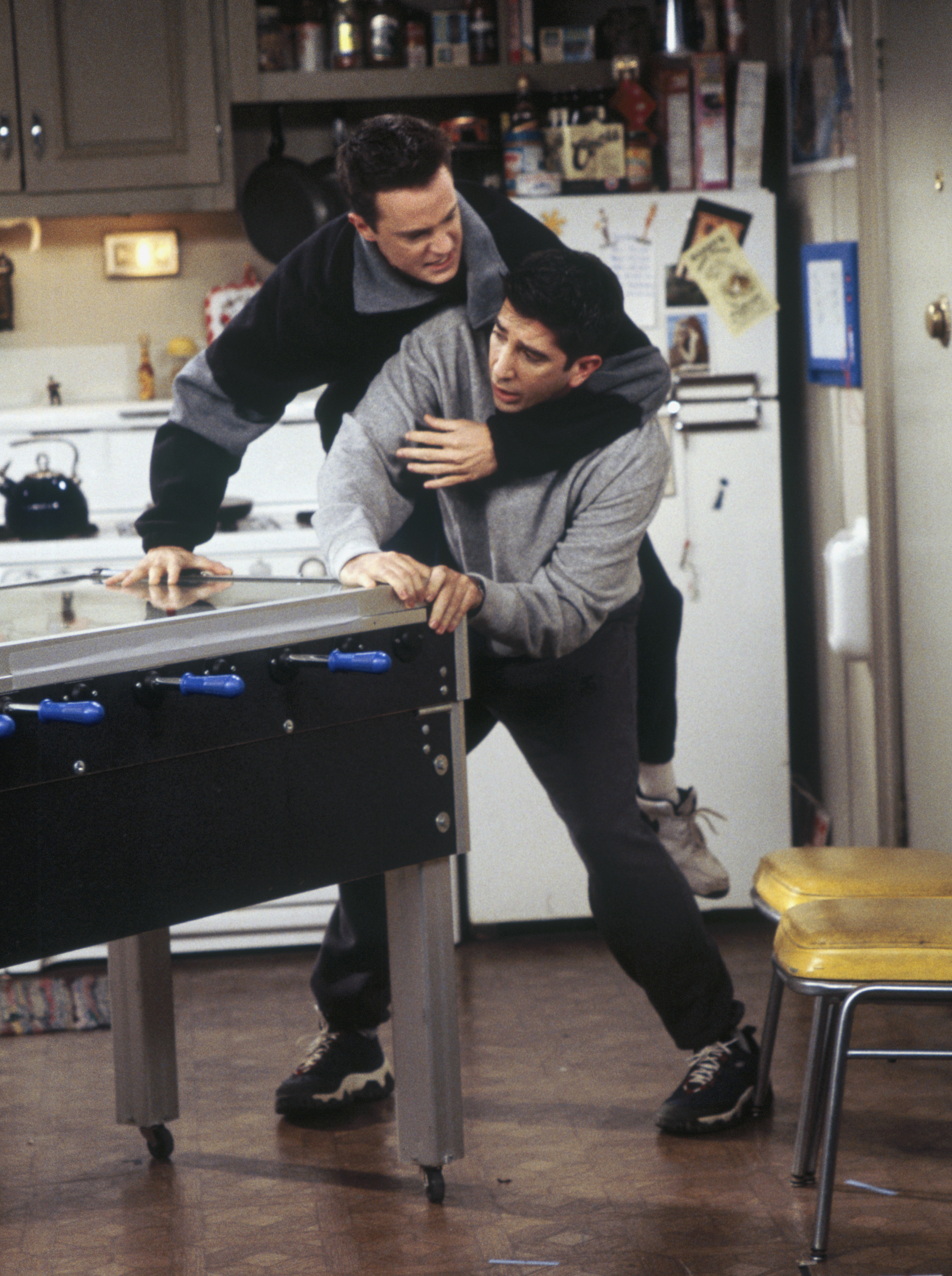 Matthew Perry and David Schwimmer as their characters in an episode of "Friends" in 1997 | Source: Getty Images