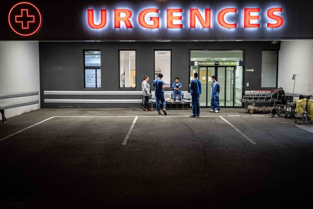 Un groupe de docteurs et d'infirmiers devant les Urgences de Bordeaux le 7 avril 2020. l Source : Getty Images Un groupe de docteurs et d'infirmiers devant les Urgences de Bordeaux le 7 avril 2020. l Source : Getty Images