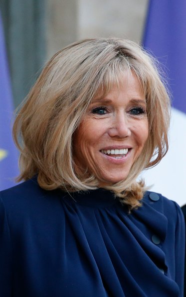 Brigitte Macron, épouse du président français, se prépare à saluer le roi Abdallah II de Jordanie et son épouse la reine Rania avant une réunion au Palais présidentiel de l'Elysée le 29 mars.| Photo : GettyImage