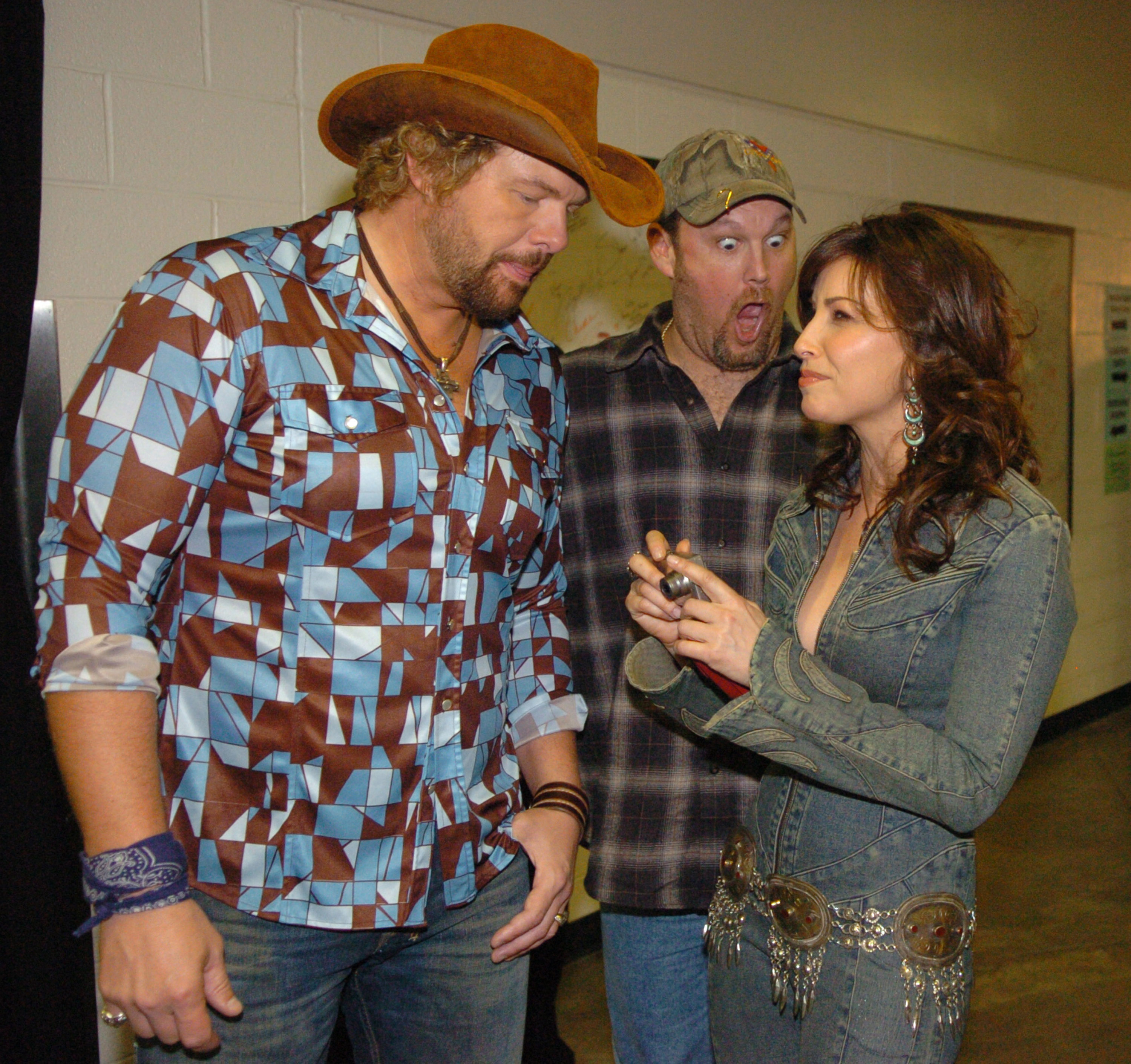 Toby Keith, Larry the Cable Guy, and Gina Gershon during the CMT Music Awards in Nashville, Tennessee on April 11, 2005 | Source: Getty Images