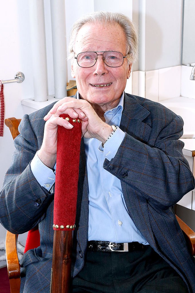 Jean Piat pose en coulisses lors de la remise du Prix du Brigadier du Théâtre au Théâtre de la Comédie des Champs Elysées le 9 octobre 2013. | Photo : Getty Images