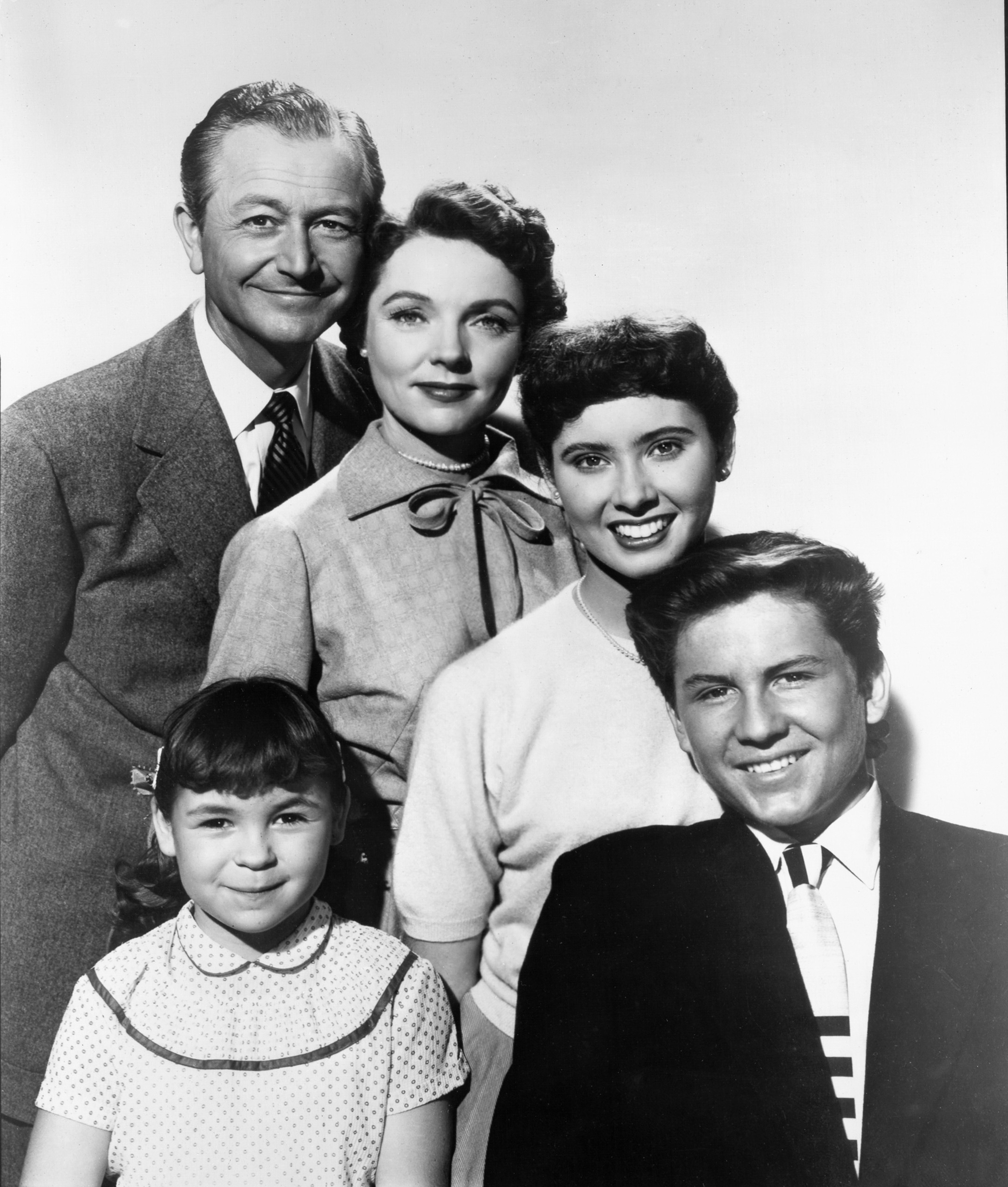 The cast members of "Father Knows Best" Robert Young as Jim Anderson, Jane Wyatt as Margaret, Elinor Donahue as Betty, Billy Gray as James Jr. (Bud), and Lauren Chapin as Kathy "Kitten" Anderson on September 10, 1954 | Source: Getty Images