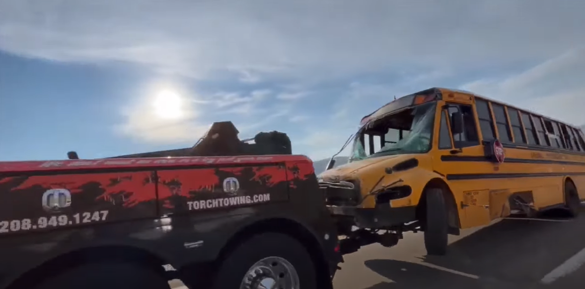 The crashed school bus being towed | Source: youtube.com/Idaho NEWS 6