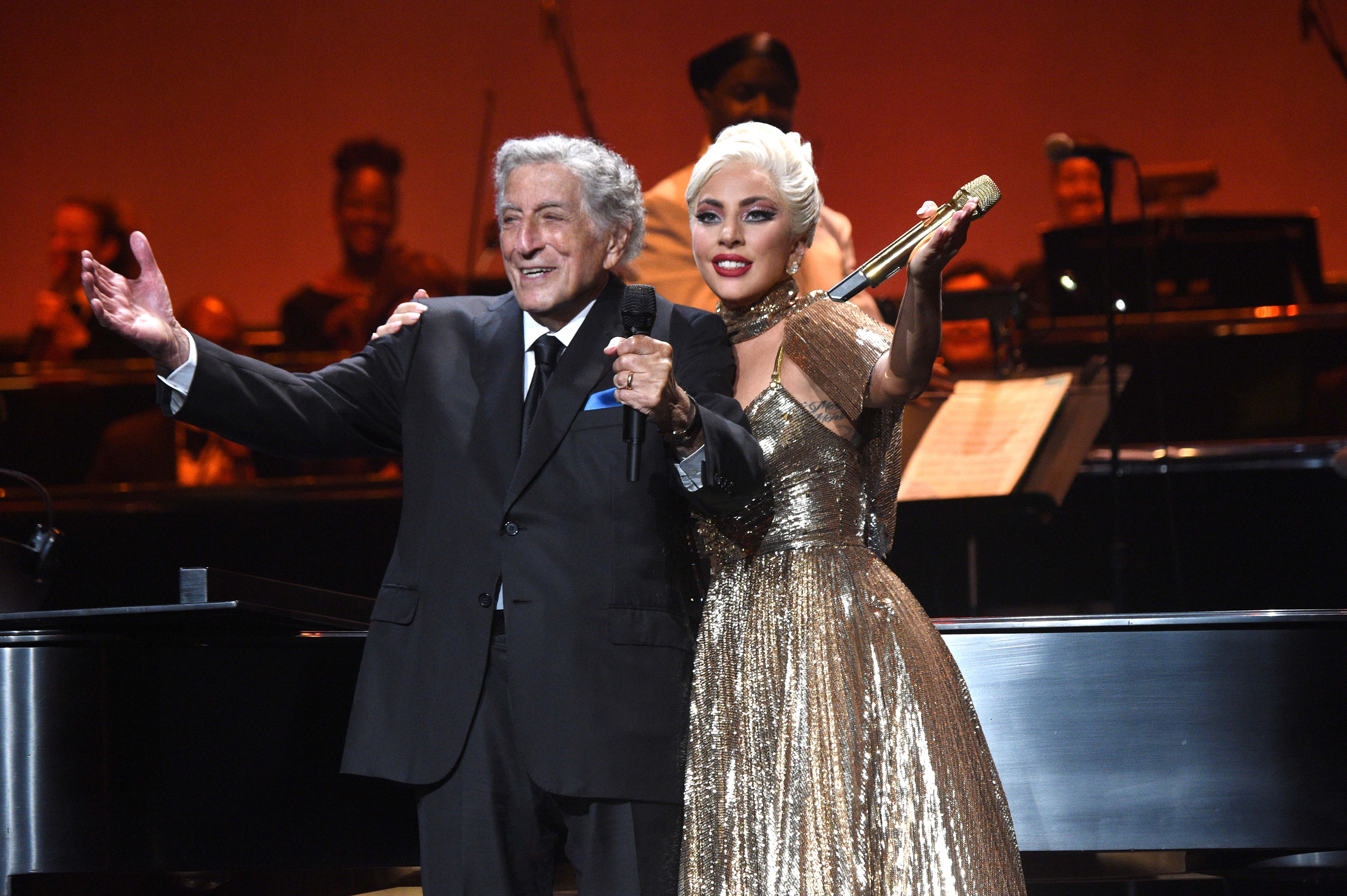 Tony Bennett und Sängerin Lady Gaga bei einem Live-Auftritt in der Radio City Music Hall am 5. August 2021 in New York City | Quelle: Getty Images