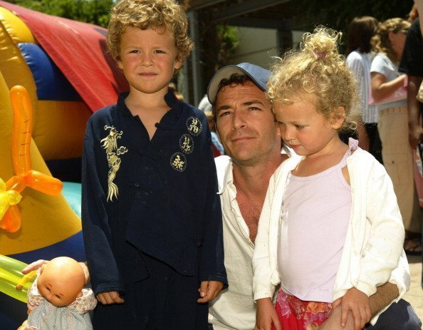 Luke Perry with son Jack and daughter Sophie during 'Garfield: The Movie' World Premiere | Photo: Getty Images