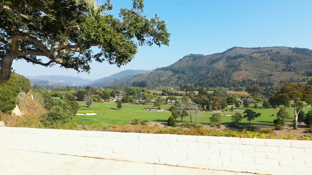 The golf club opposite Doris Day's home | Source: Youtube/sothebysrealty