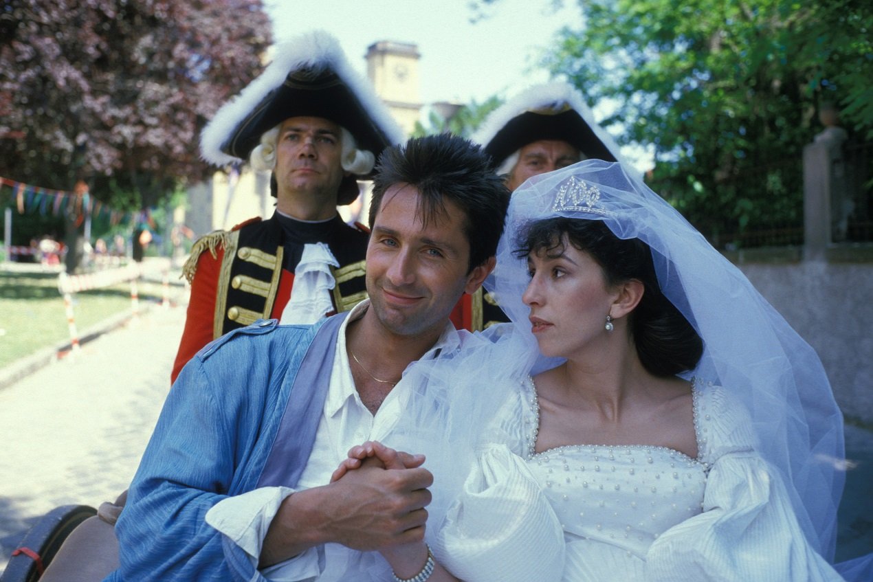 L'actrice Anémone et le comédien Thierry Lhermitte sur le tournage d'un film | Photo : Getty Images L'actrice Anémone et le comédien Thierry Lhermitte sur le tournage d'un film | Photo : Getty Images