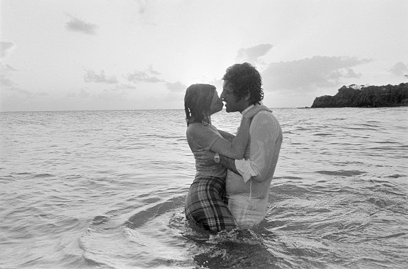 Joe Dassin et Christine Delvaux lors de leur pré-voyage de noces à la Martinique. | Photo : Getty Images