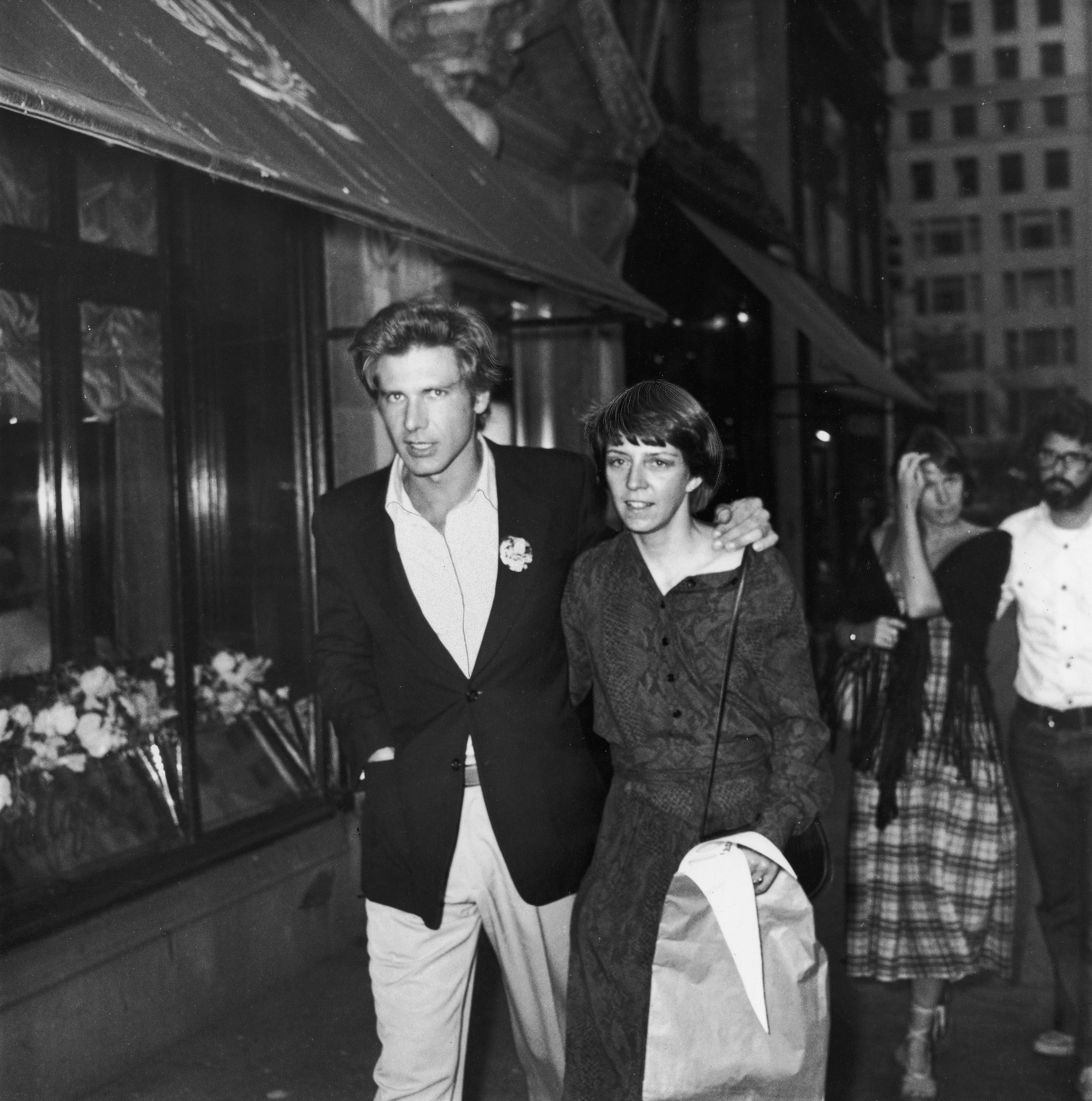Harrison Ford ve Mary Marquardt, Haziran 1977'de New York'ta sokakta yürürken.  |  Kaynak: Getty Images