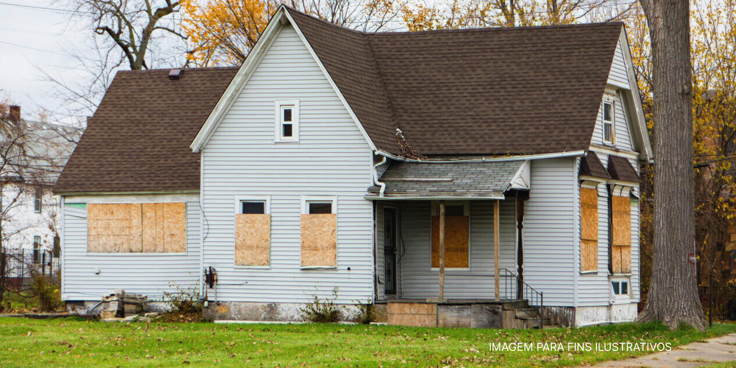 Casa antiga com janelas fechadas com tábuas. | Foto: Shutterstock