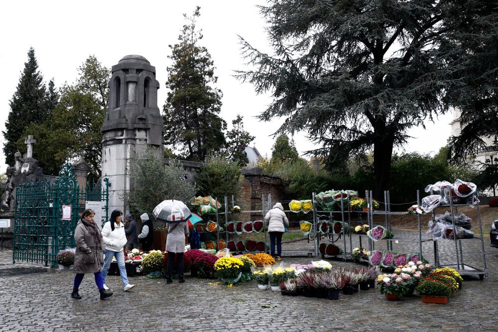 Marché aux fleurs devant un cimetière | Photo: Shutterstock Marché aux fleurs devant un cimetière | Photo: Shutterstock