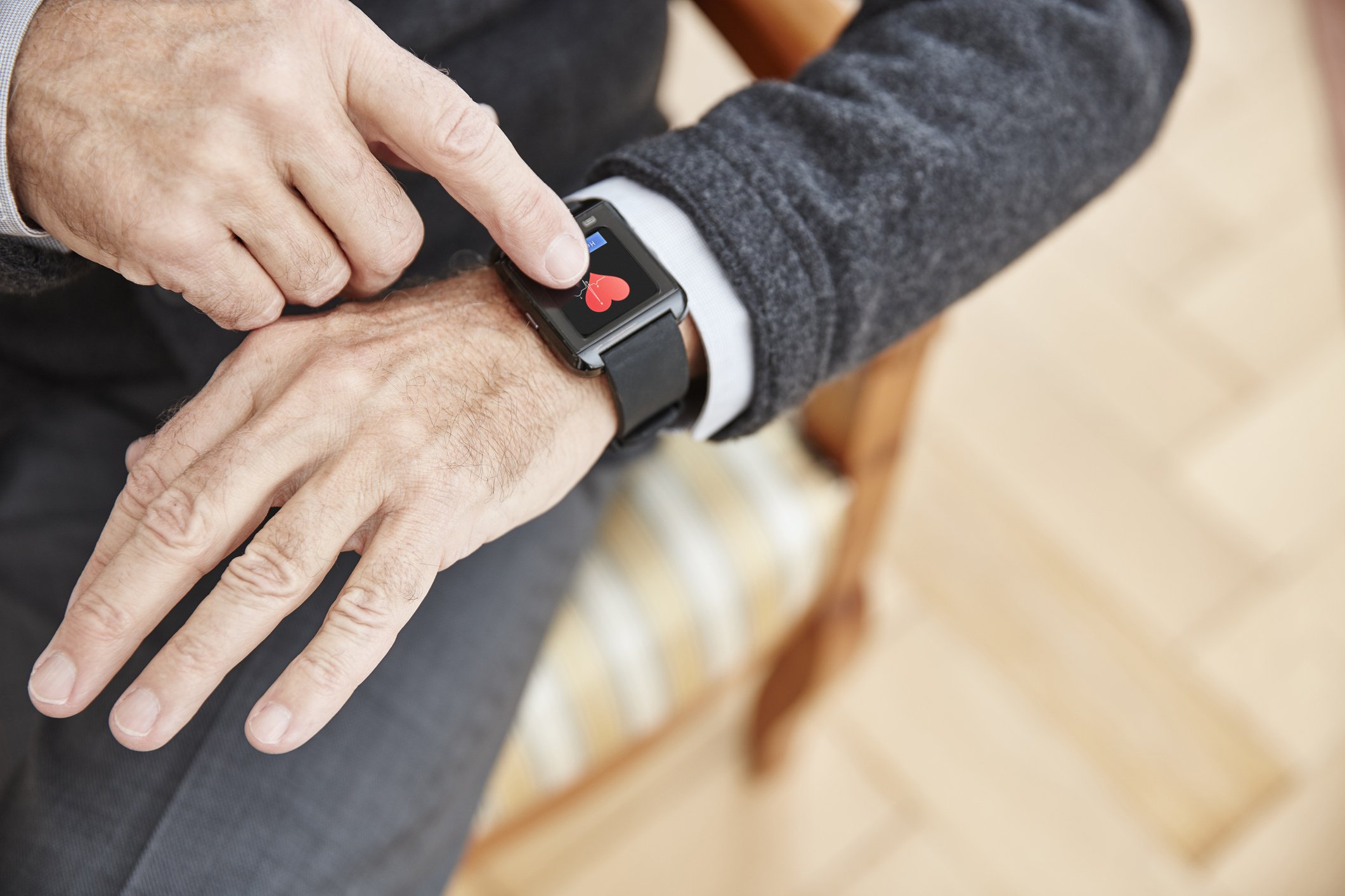 Älterer Mann, der medizinische Daten auf Smartwatch prüft | Quelle: Getty Images