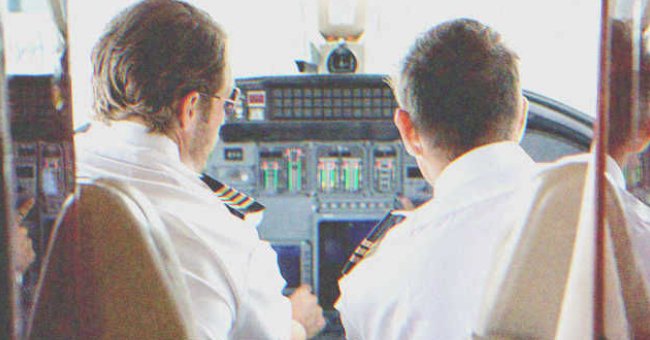 Piloto y copiloto en la cabina de un avión. | Foto: Shutterstock