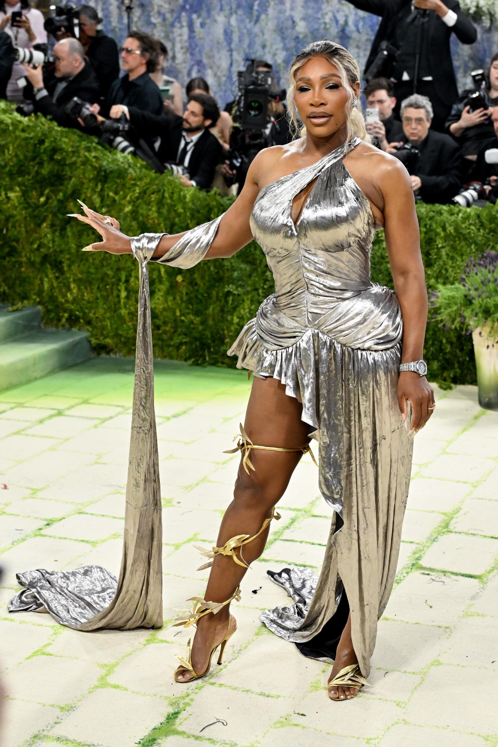 Serena Williams poses for photographers, highlighting the high-slit design of her outfit at the Met Gala on May 4, 2026 | Source: Getty Images