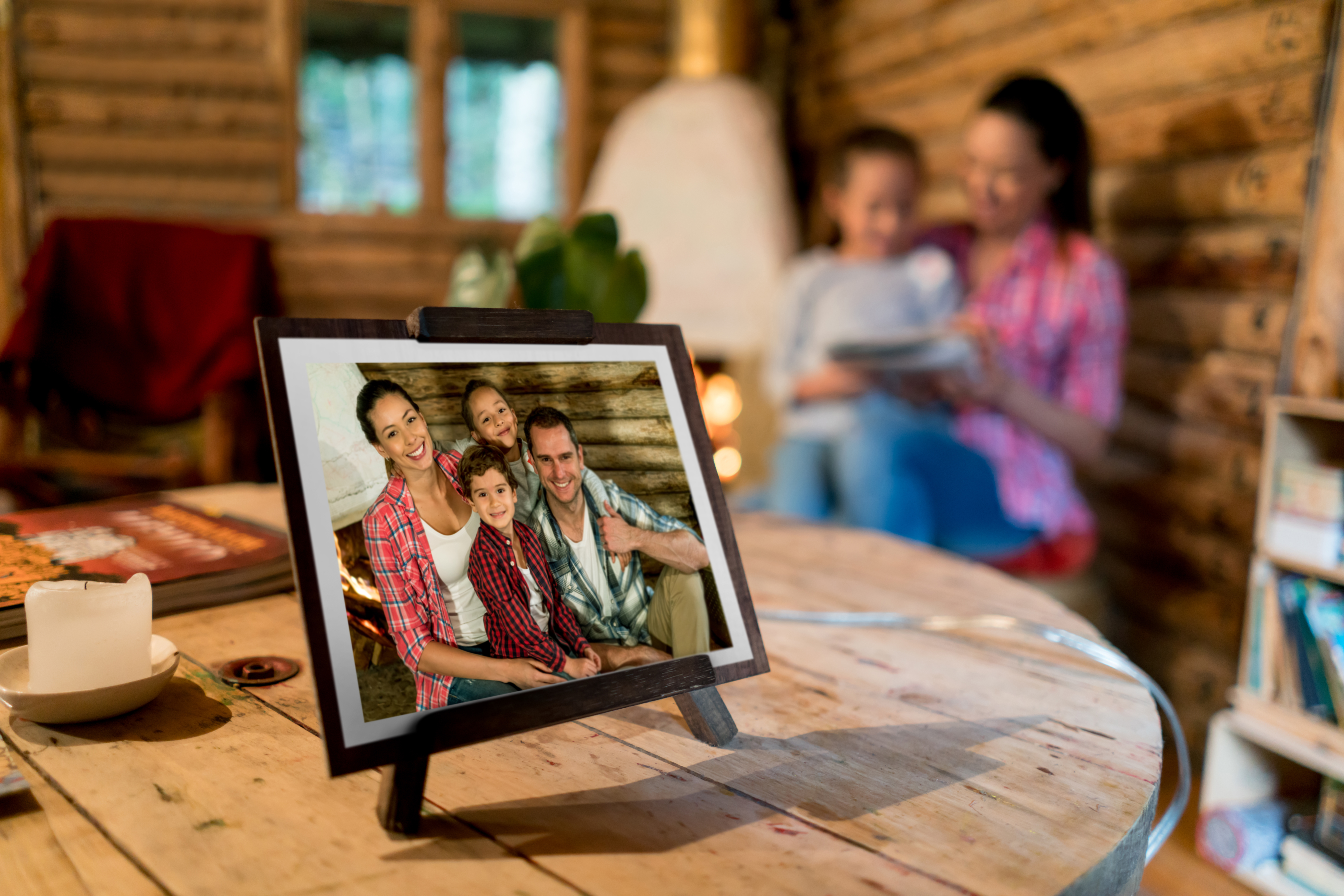 A beautiful family photo in a frame placed on a table | Source: Getty Images