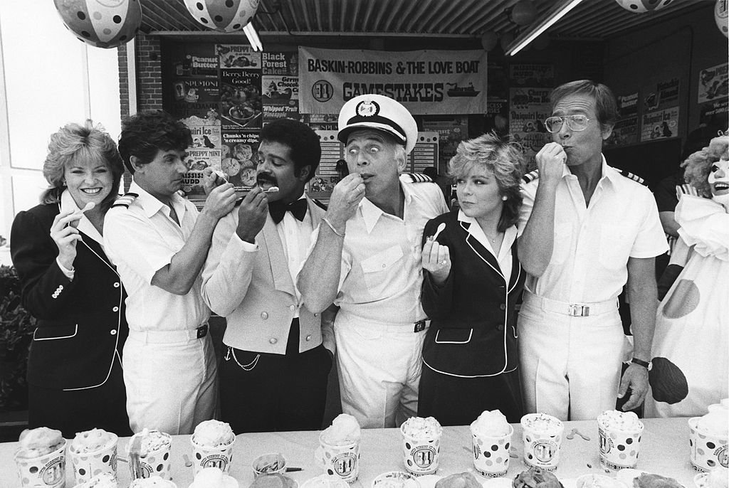 Lauren Tewes, Fred Grandy, Ted Lange, Gavin Macleod, Jill Whelan and Bernie Kopell of the television series, "The Love Boat" taste Baskin-Robbins ice cream in Los Angeles, California | Photo: Getty Images