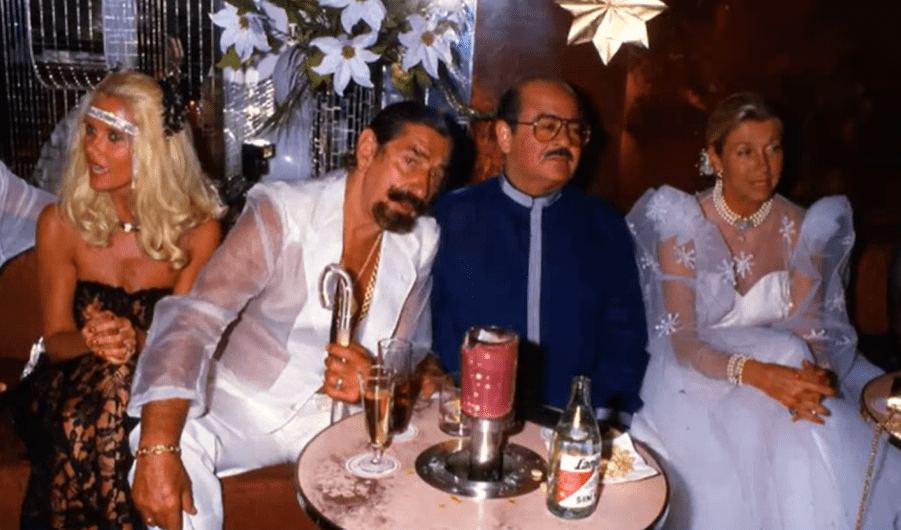 Jaime de Mora y Aragón y Margit entre amigos en su boda, Madrid 1978 | Foto: YouTube/ai.pictures Español