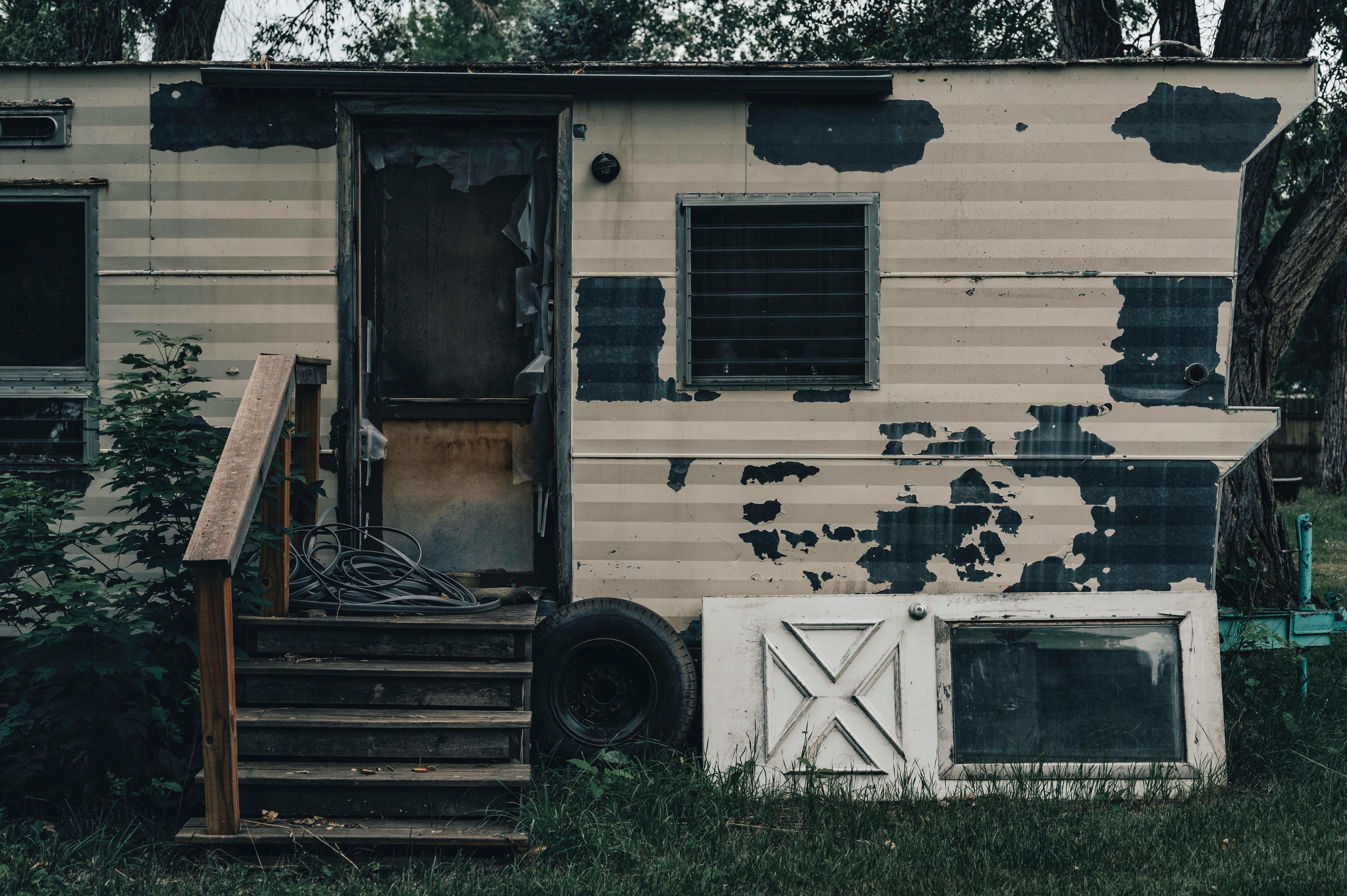 An old rundown trailer | Source: Pexels