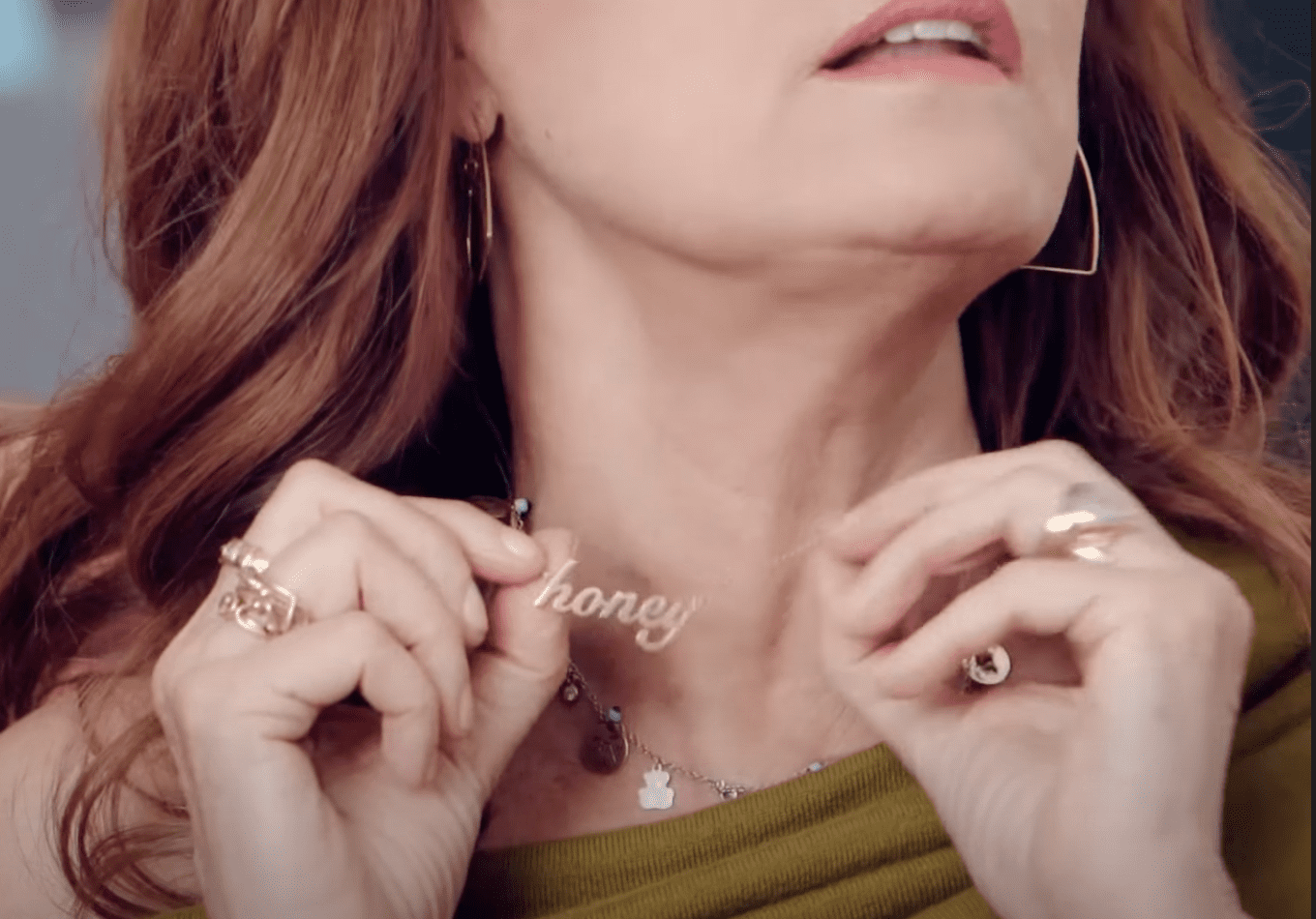 Susan Sarandon's necklace given to her by her daughter with the name her grandchildren call her | Source: Youtube.com/goodhousekeeping