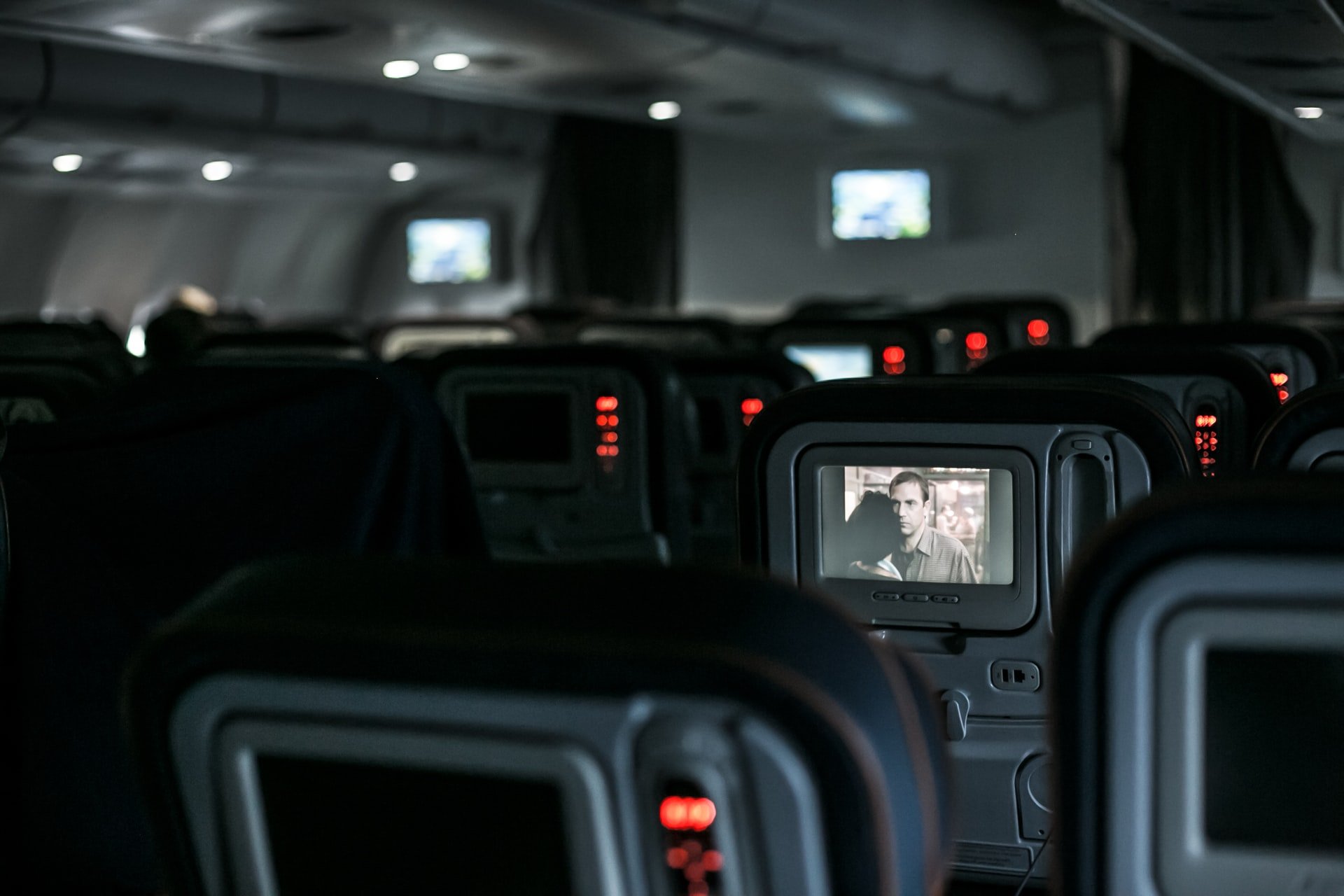 Asientos en un avión y pantallas mostrando unas imágenes. | Foto: Unsplash