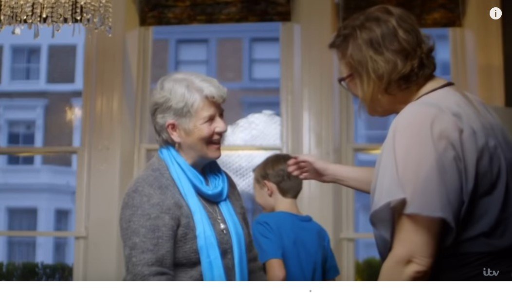 Picture of Bronwen Hook meeting her long lost son, Mark's wife, and kids during their reunion. | Source: Youtube/ITV