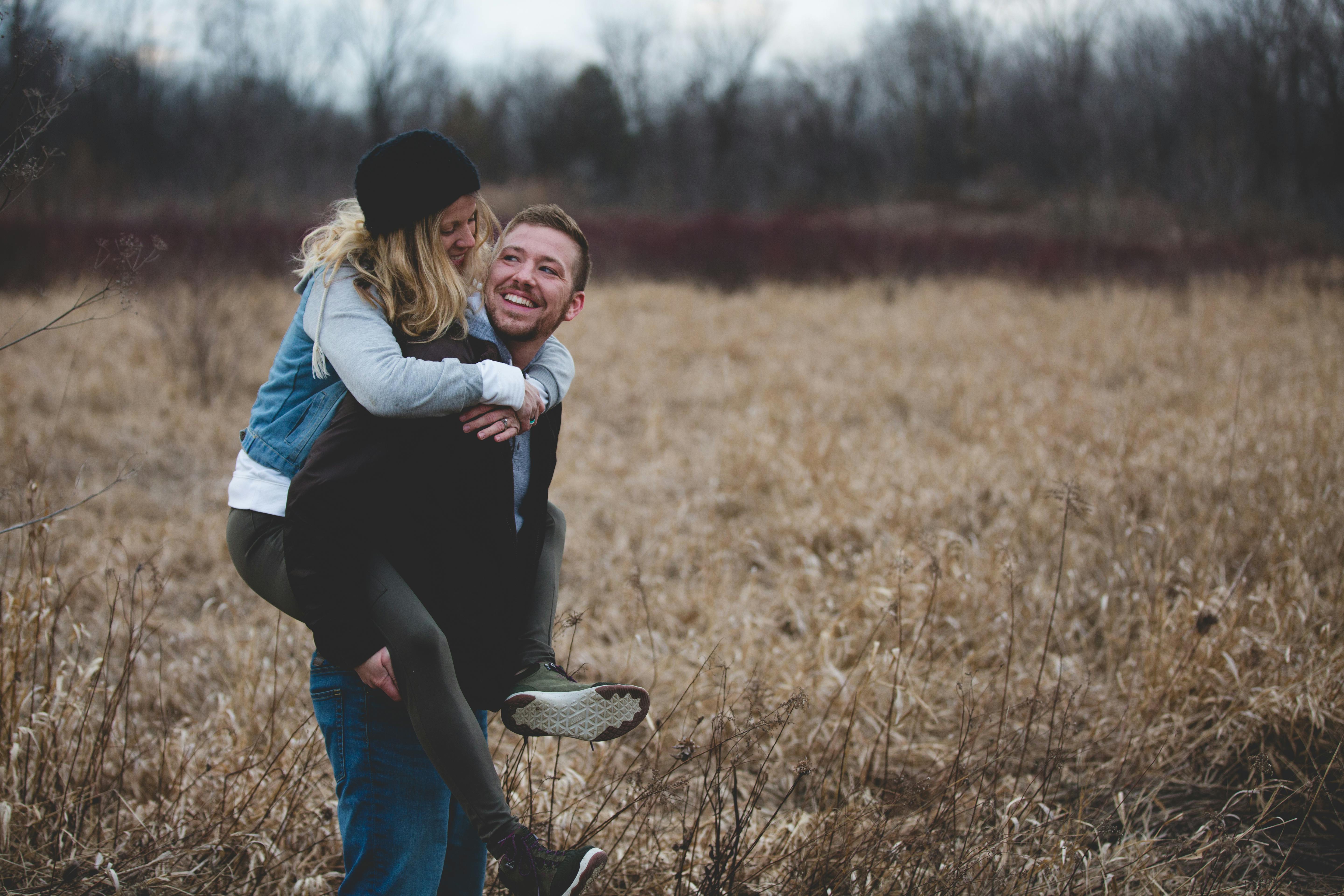 A happy couple in the field | Source: Pexels