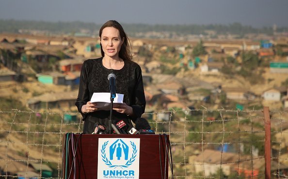 US actress, filmmaker and humanitarian Angelina Jolie, a special envoy for the United Nations High Commissioner for Refugees (UNHCR), addresses a press conference after her visit to the Kutupalong camp for Rohingya refugees in Ukhia in southern Bangladesh on February 5, 2019 | Photo: Getty Images