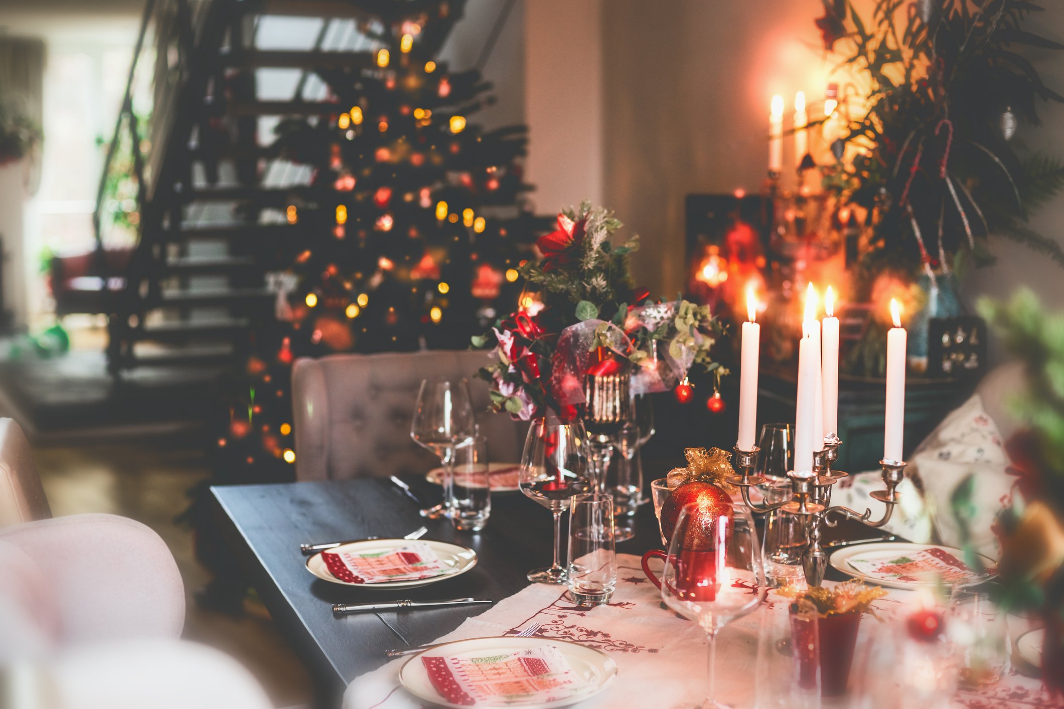 A picture of Christmas dinner table in a cozy room. | Photo: Getty Images