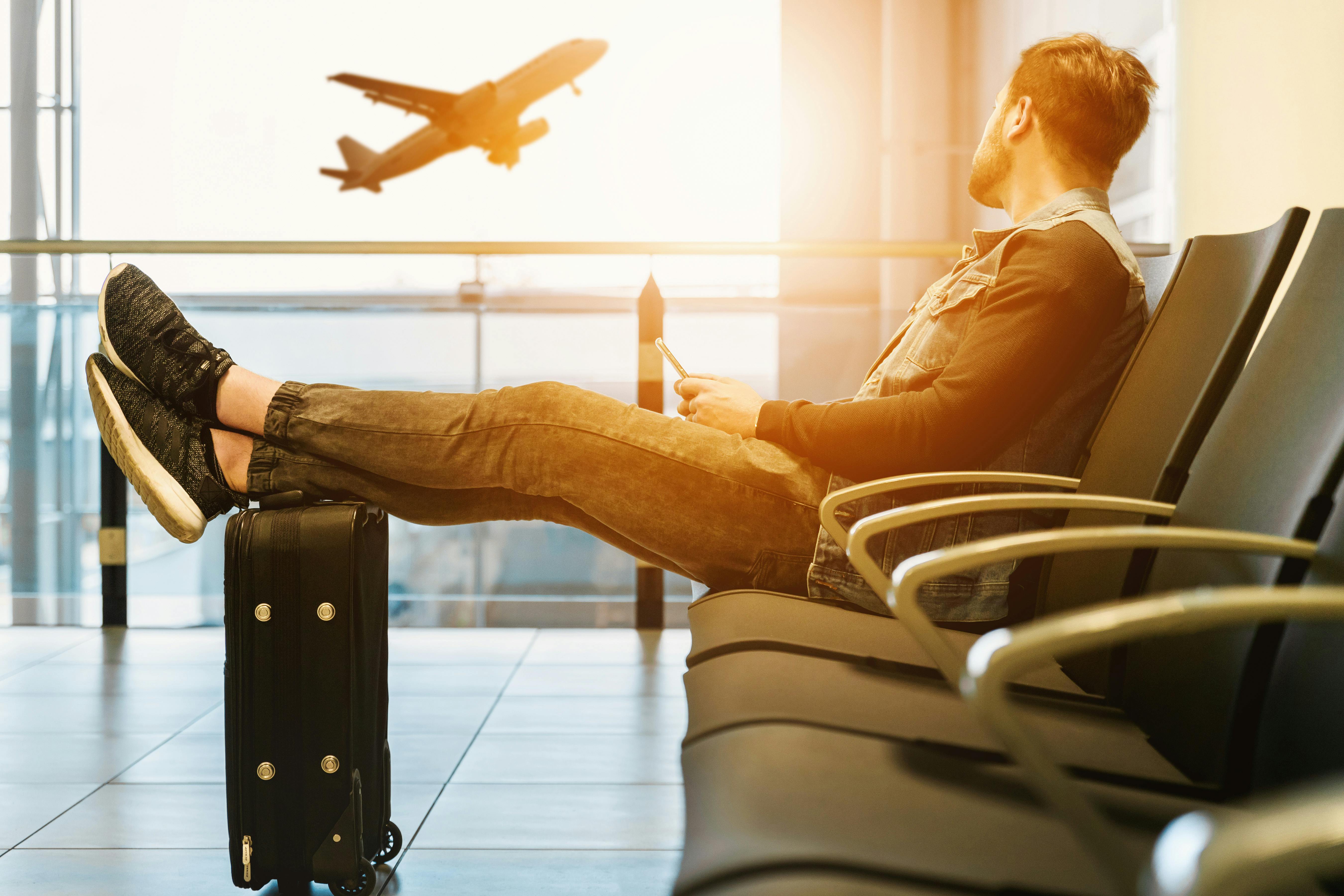 A man waiting at the airport with his luggage | Source: Pexels