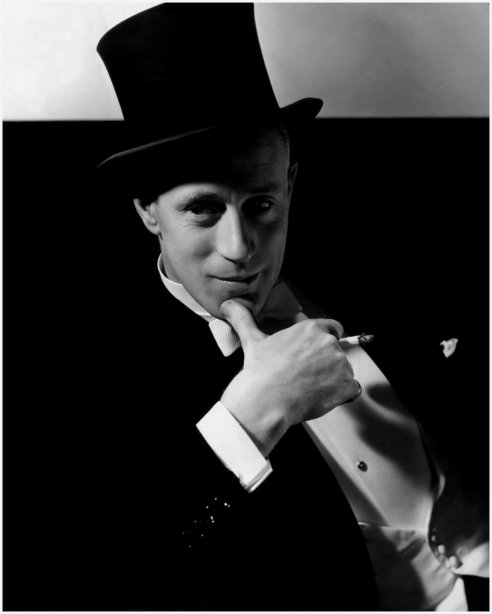 Leslie Howard, actor de teatro y cine, director y productor inglés, vistiendo un sombrero de copa y fumando un cigarrillo. Año 1932. | Imagen: Flickr Leslie Howard, actor de teatro y cine, director y productor inglés, vistiendo un sombrero de copa y fumando un cigarrillo. Año 1932. | Imagen: Flickr