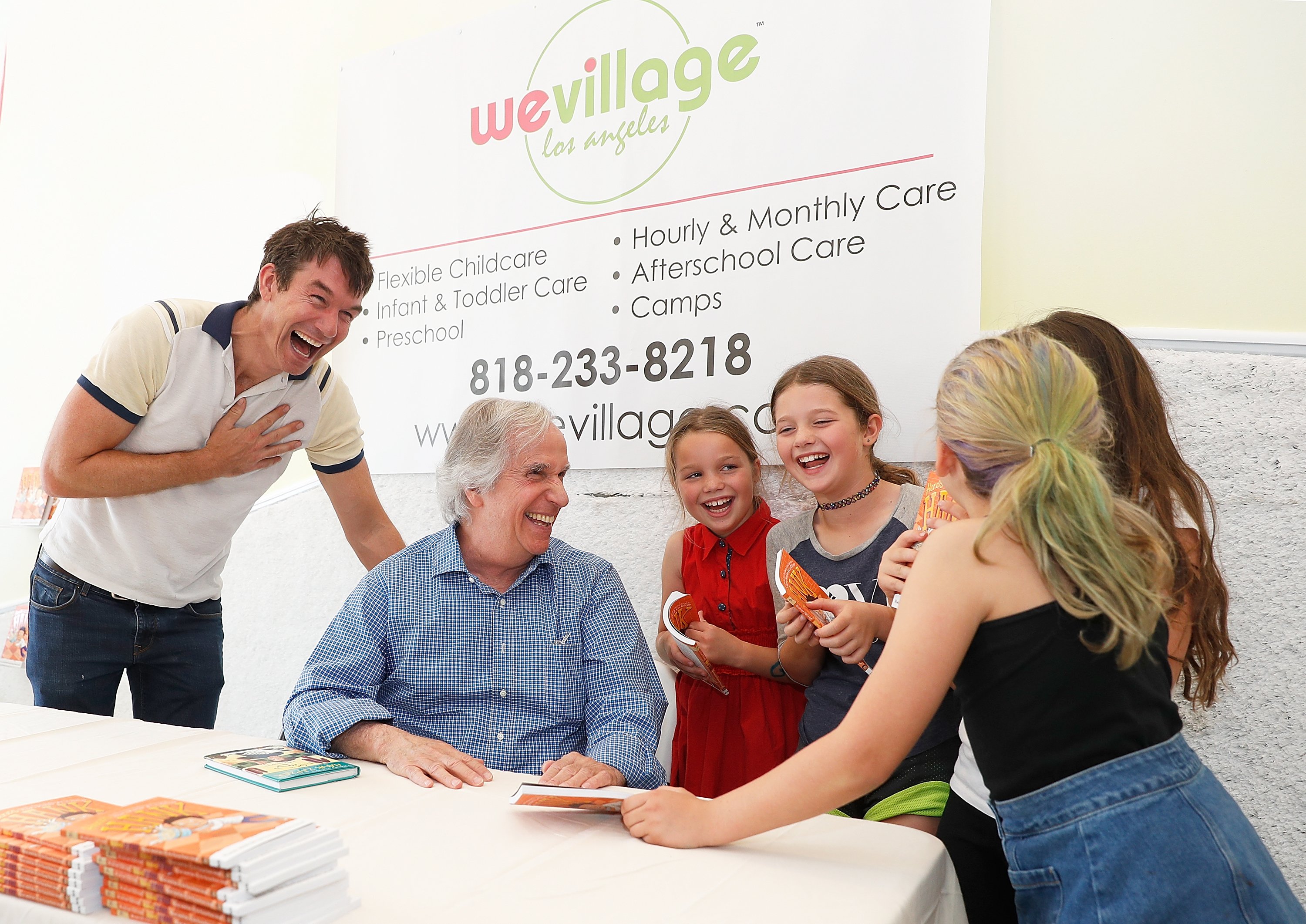 Henry Winkler mit dem Schauspieler Jerry O'Connell und seinen Töchtern bei Henrys Signierstunde in Kalifornien im Jahr 2017 |  Quelle: Getty Images