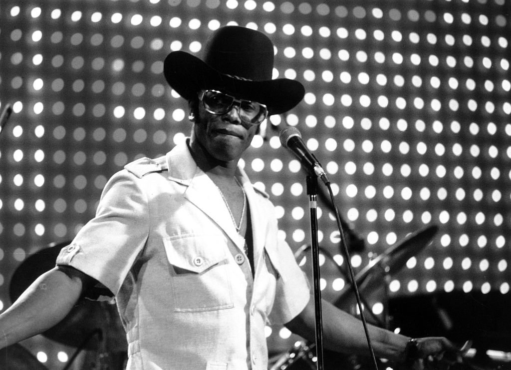 Guitarist and singer Bobby Womack performs on a TV show in July 1974. | Photo: Getty Images