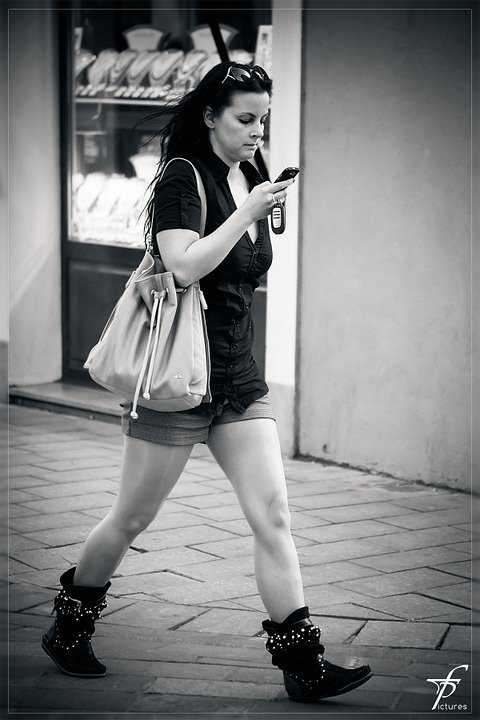 Une jeune femme avec téléphone. | Photo : Unsplash